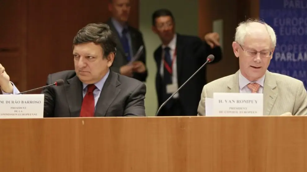 Durao Barroso y el presidente del Consejo Europeo, Van Rompuy, en la reunión extraordinaria en Bruselas