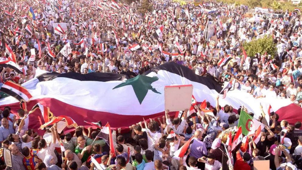 Imagen de archivo de cientos de sirios manifestandose pen favor del presidente Bachar al Asad