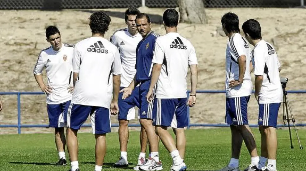 Esnáider dialoga con los jugadores del filial, en un entrenamiento del Real Zaragoza B