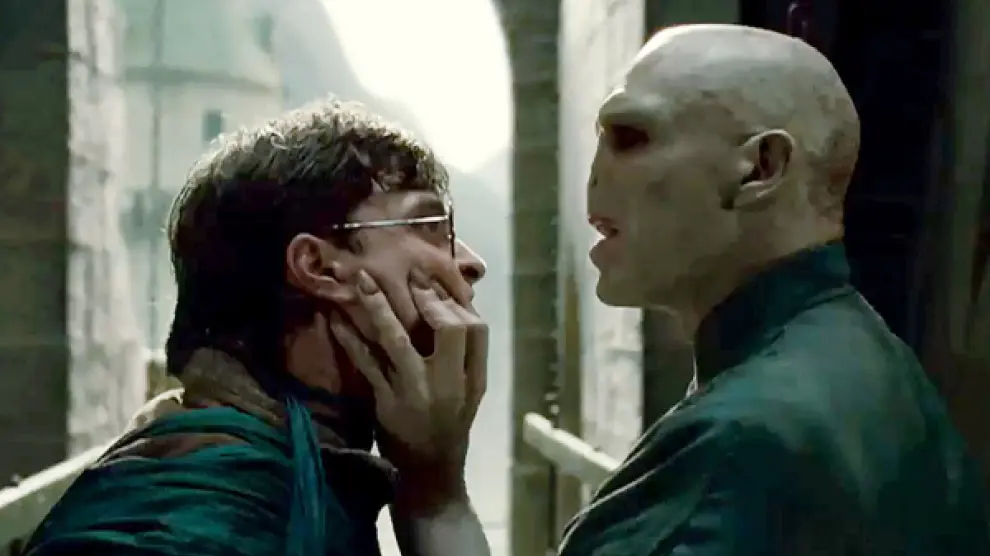 Harry Potter, junto con Voldemort, en un momento de la película.