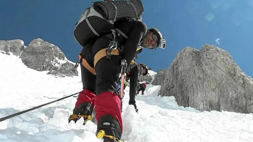 Pauner, junto a sus compañeros, en la arista da acceso al campo 2 del Gasherbrum II.