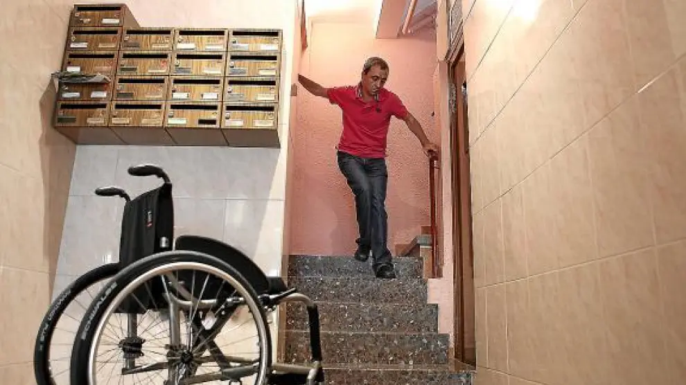 Víctor Vicente baja como puede las escaleras de su casa, que no tiene ascensor.