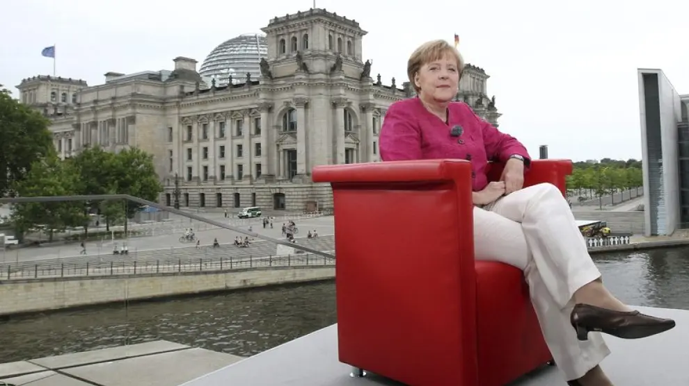 Merkel posa para una entrevista en televisión ante el Reichstag alemán