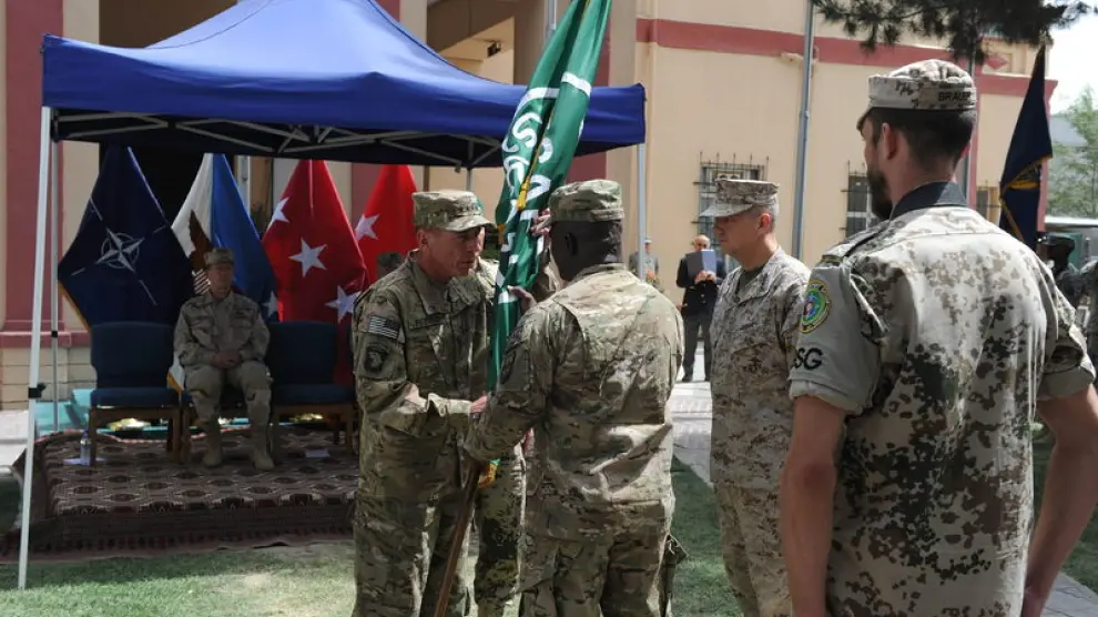 El general estadounidense, David Petraeus, entrega el mando de las tropas en Afganistán