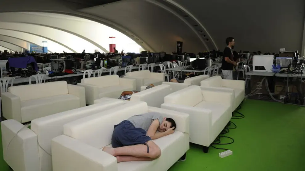 Un joven durmiento durante la última edición de la Campus Party, en Valencia
