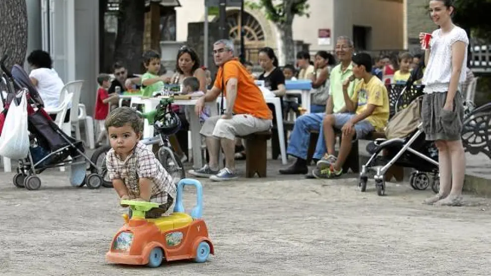 Los niños juegan en familia en la ludoteca del parque de Miguel Servet.