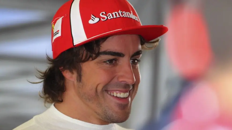 El piloto español de Fórmula Uno Fernando Alonso, de Ferrari, sonríe en Nürburgring