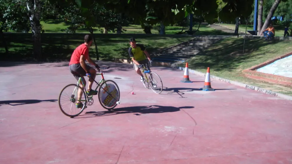Varios jóvenes practicando 'bikepolo' en el Parque Grande