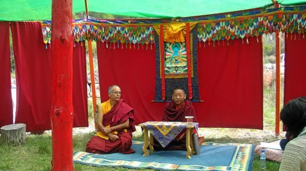 A la izquierda, el fundador del centro de Fuentespalda, el monje Ngawang Wangjor.