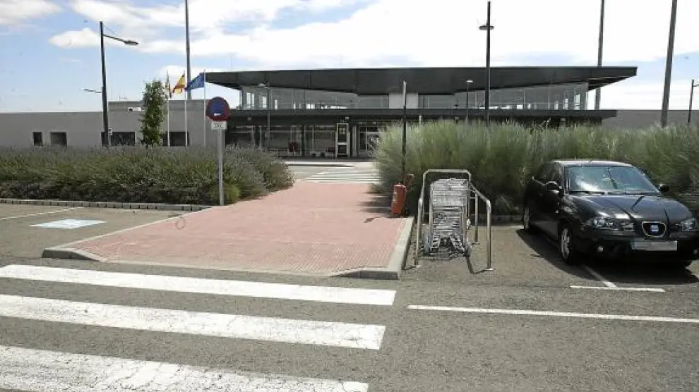 Aspecto que presenta actualmente el aparcamiento del aeropuerto Huesca-Pirineos, casi sin uso.