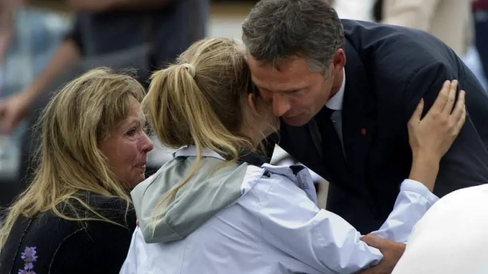 El primer ministro noruego acampaña a las víctimas del tiroeo