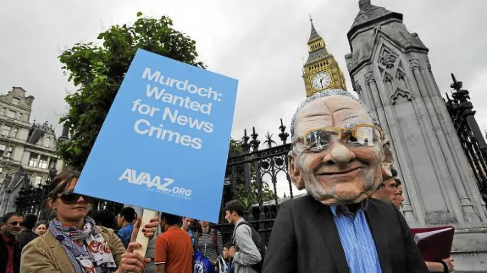 Protestas contra el magnate de la prensa Rupert Murdoch ante el parlamento británico.