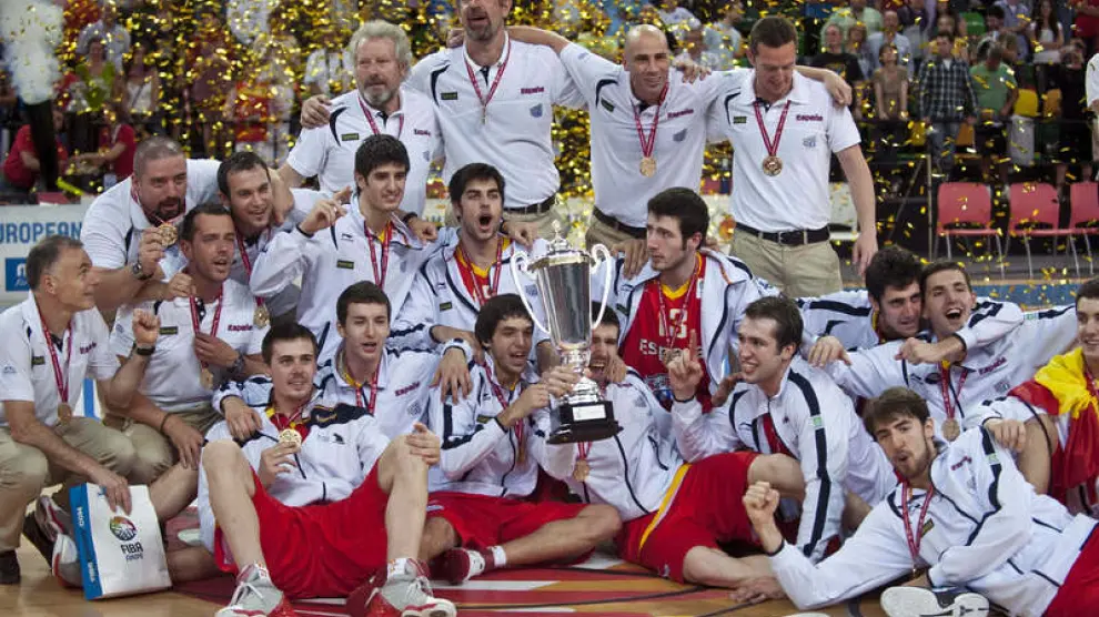Los jugadores de la selección española posan con el trofeo de campeones.