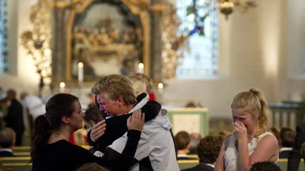 Familiares de las víctimas en la misa funeral de Oslo