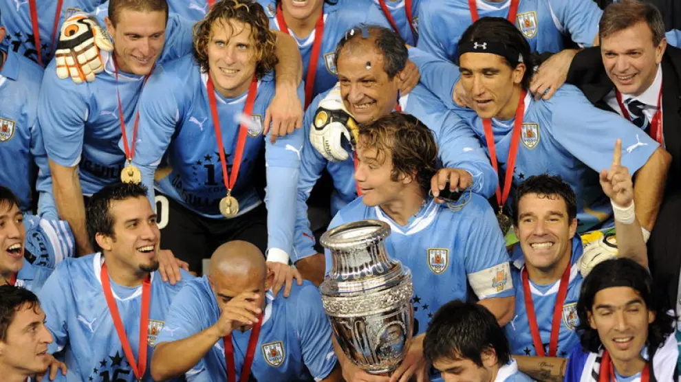 Los jugadores de Uruguay celebran el triunfo posando con la copa de campeones de América