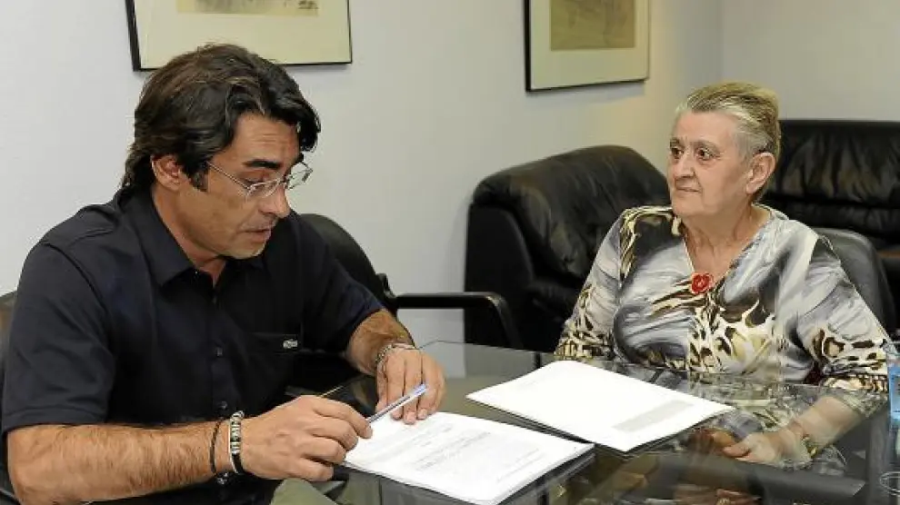 Amparo Blanco, la madre de la mujer fallecida en El Pinar, habla con su abogado