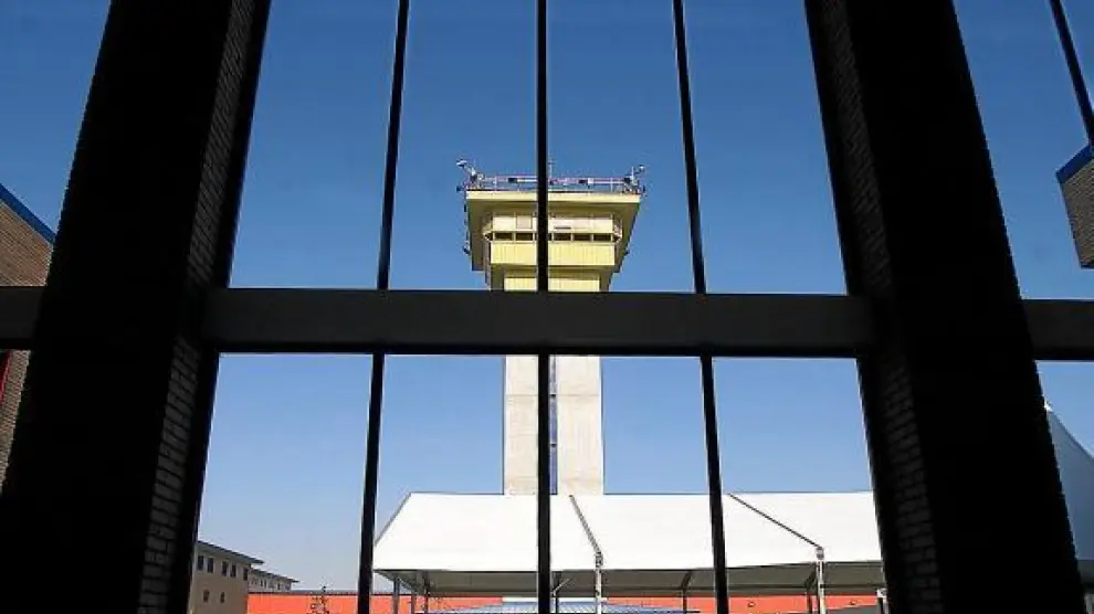 Vista de la torre central desde la que se vigilan las dependencias de la prisión de Zuera.