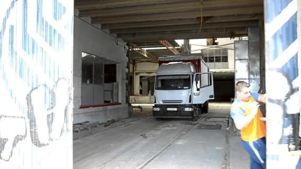 Uno de los camiones que ha transportado la maquinaria de derribo en las instalaciones de Porta.