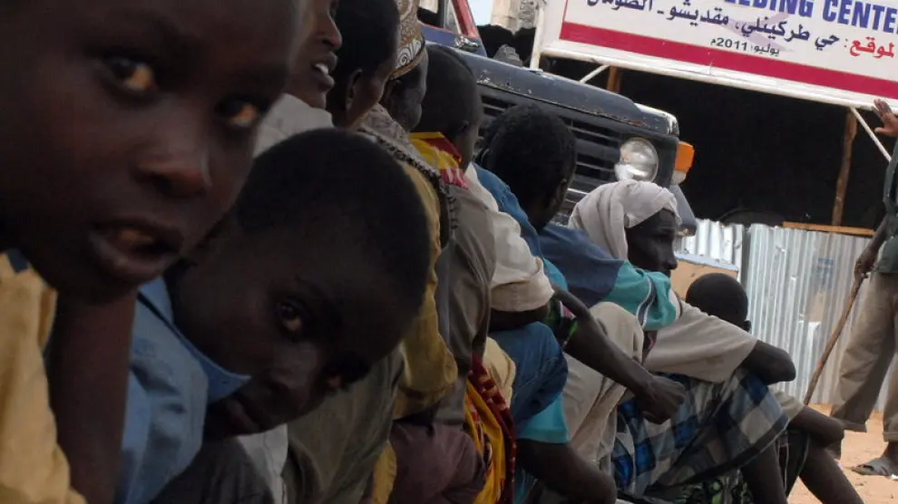 Desplazados somalíes esperan el reparto de alimentos