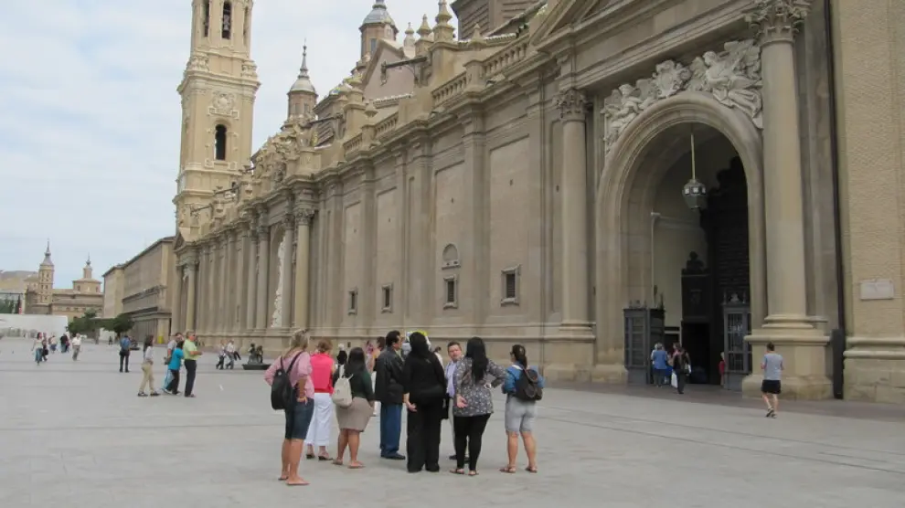 Un grupo de turistas en la plaza del Pilar