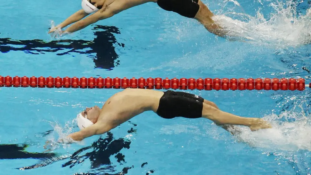 Varios nadadores, durante la prueba de 100 metros espalda.