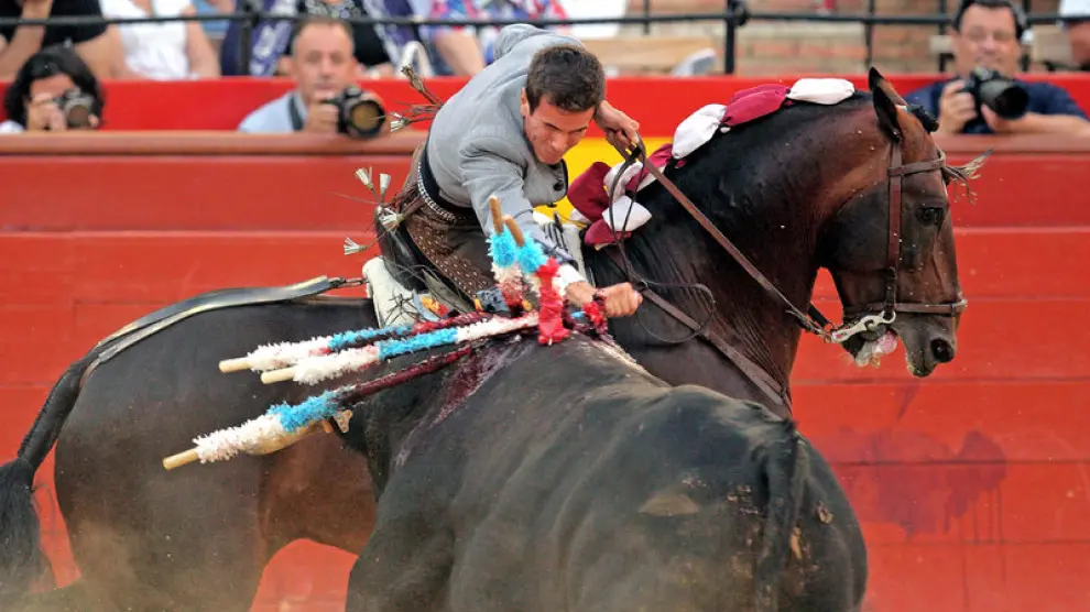 El rejoneador Manuel Manzanares ejecuta la faena durante la Feria de Julio de Valencia.