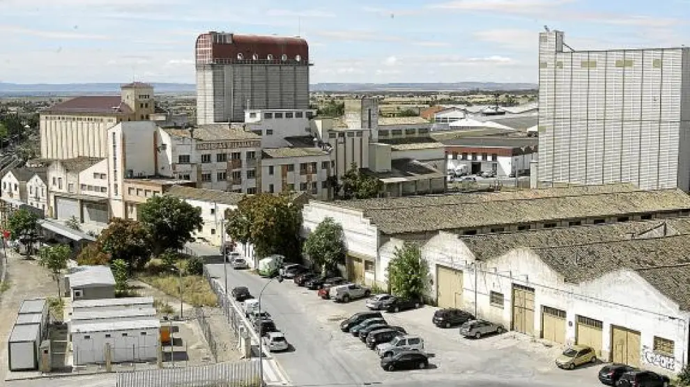 Vista del conjunto del céntrico polígono de harineras, con los silos de Villamayor (i) de Porta.