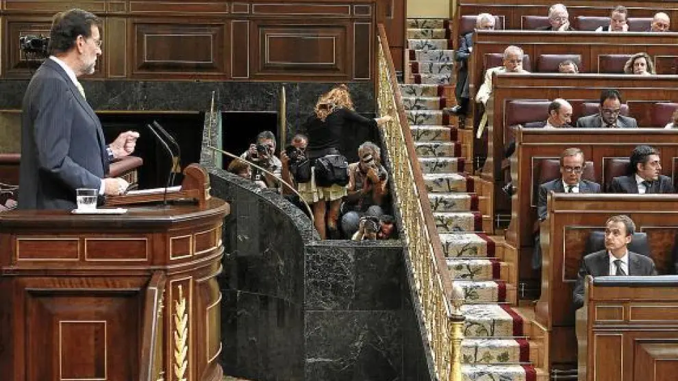 Rajoy, con Rubalcaba en su escaño.