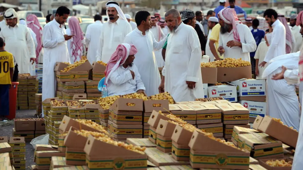 Algunos hombres realizan compras para el ramadán en un mercado de Riyadh