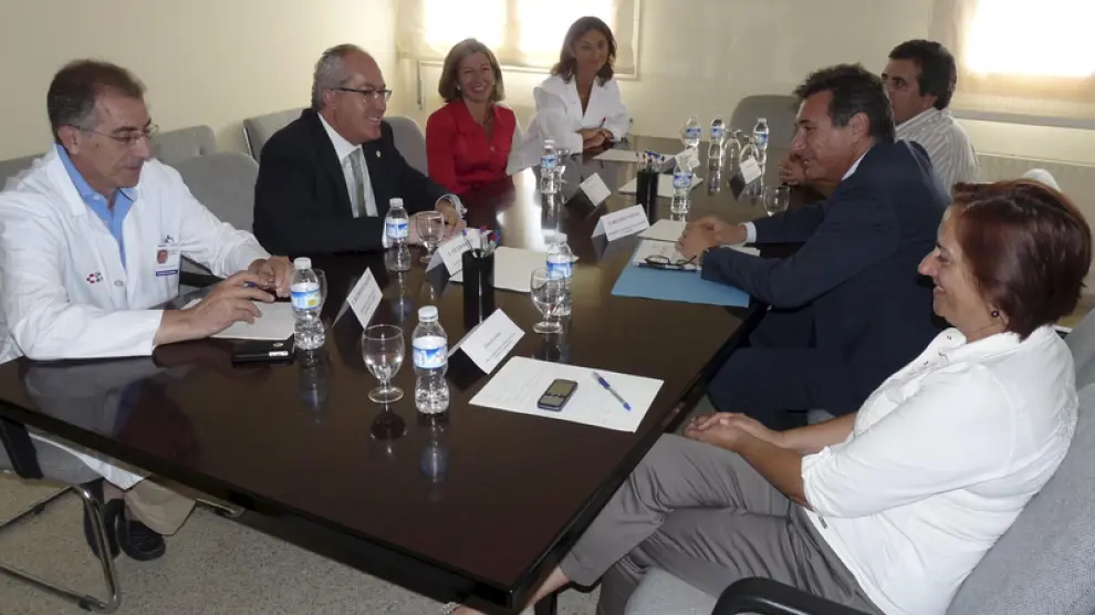 Oliván (a la derecha, en el centro), en la reunión con sanitarios, el alcalde de Jaca y varios concejales.