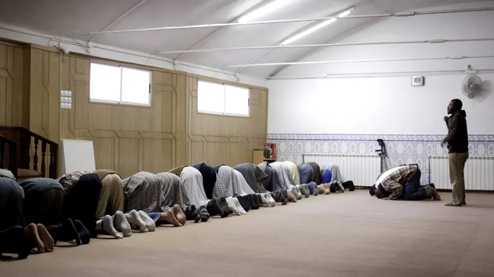 Varios musulmanes rezan en la mezquita el barrio Oliver de Zaragoza.