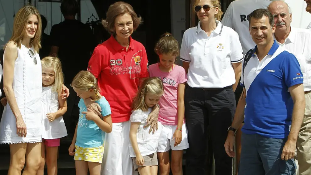 Las infantas, rodeadas de parte de la familia real en Palma de Mallorca