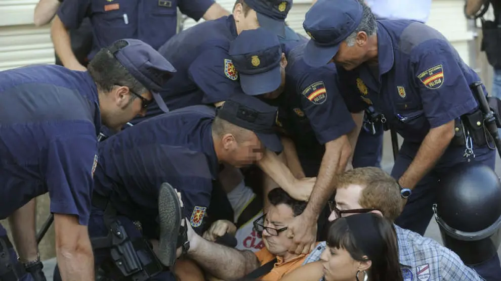Varios policías desalojan la concentración en la Puerta del Sol