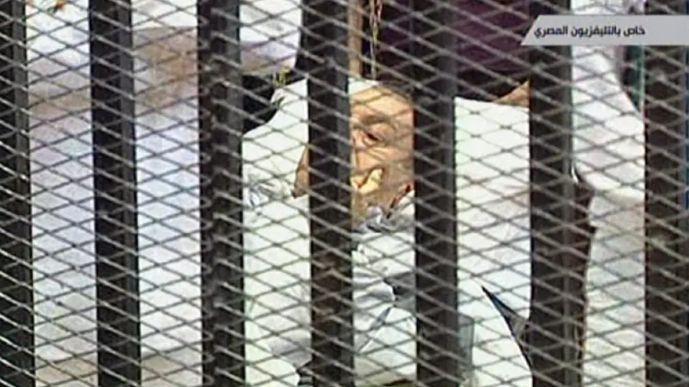 El ex presidente egipcio entró en camilla a la sala donde es juzgado