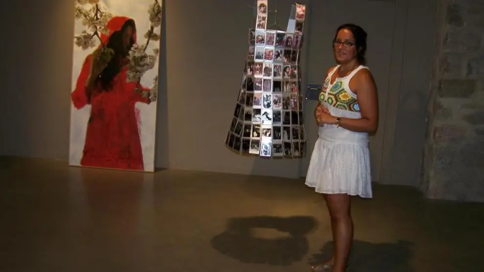 La artista grausina, Peña Marín, en la Casa Heredia junto a sus obras.