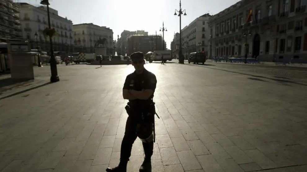 Varios agentes vigilan las calles que confluyen en la Puerta del Sol