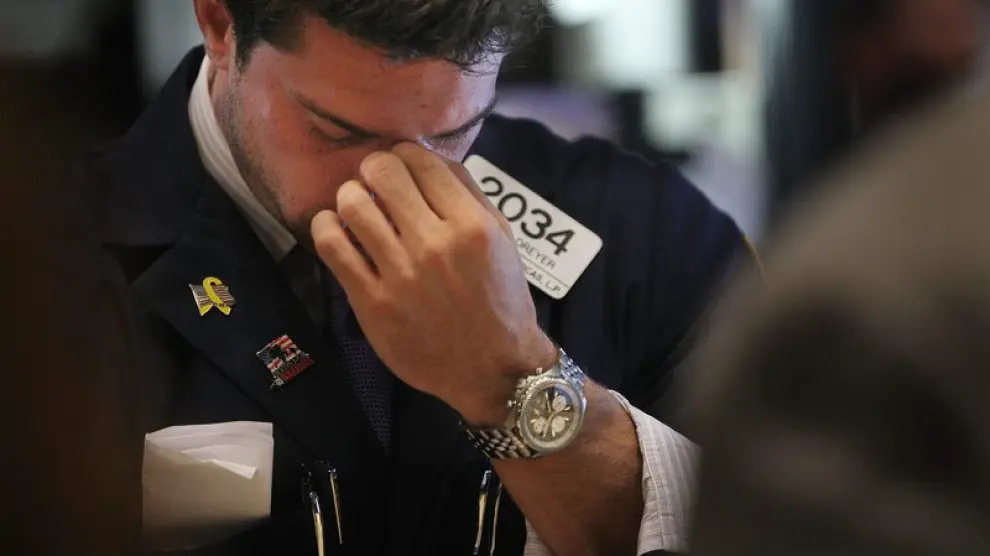 Un corredor de bolsa nte la caída de Wall Street
