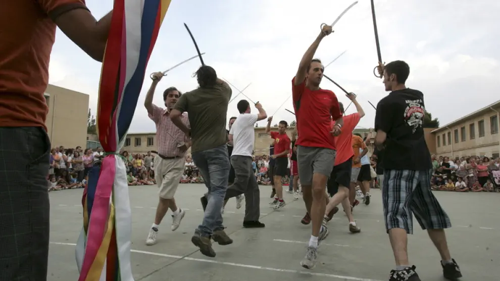 Los danzantes de Huesca bailan el dance de las espadas ante la atenta mirada del numeroso público que se congregó en el Pío XII.