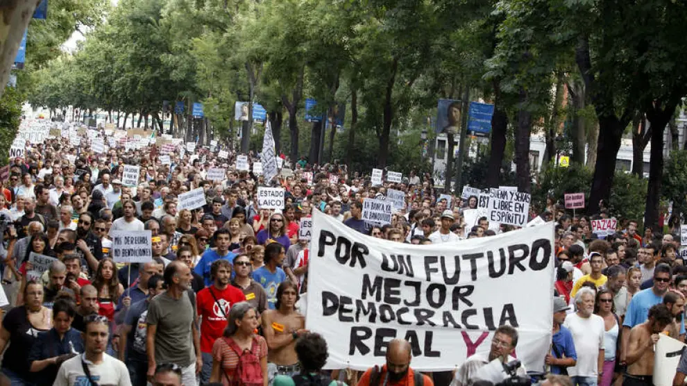 Participantes en el movimiento de indignados recorren el Paseo del Prado