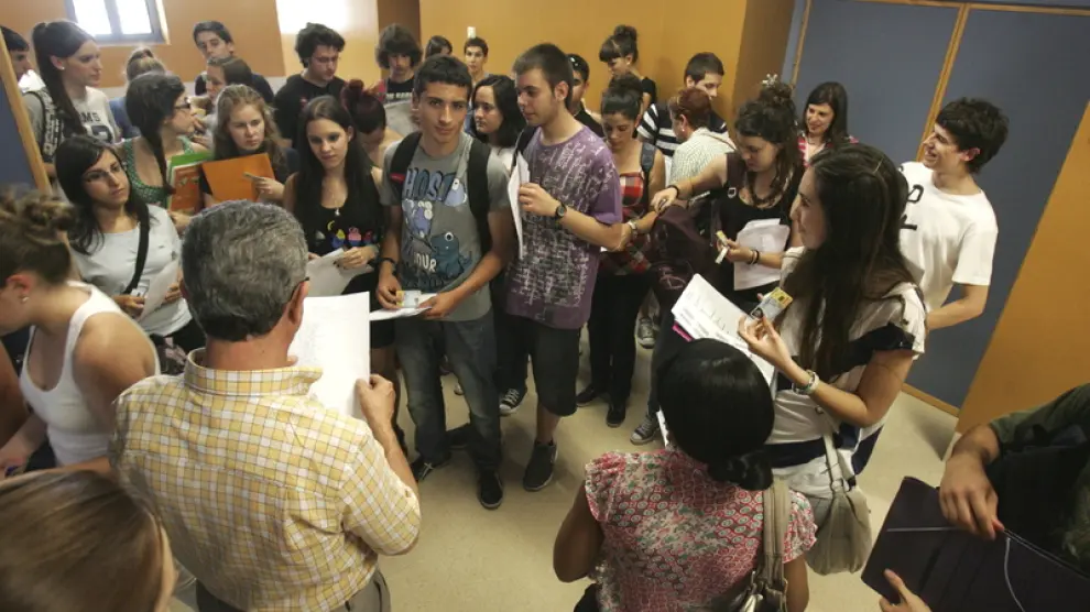 Un grupo de preuniversitarios, antes de entrar a las pruebas de selectividad el pasado junio en Huesca.
