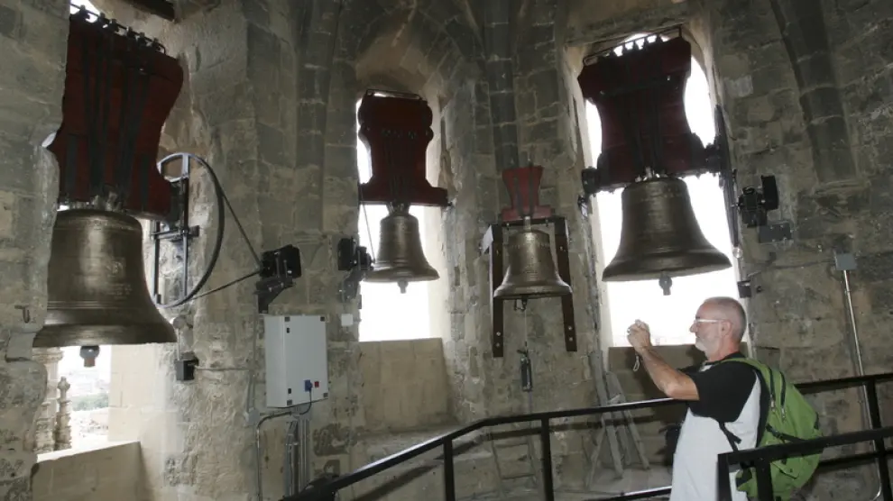 Un turista fotografiaba ayer las campanas recién restauradas en al torre de la catedral.