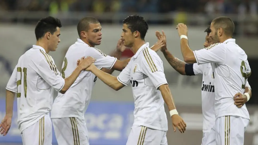 Los jugadores del Madrid celebran uno de los seis goles del partido