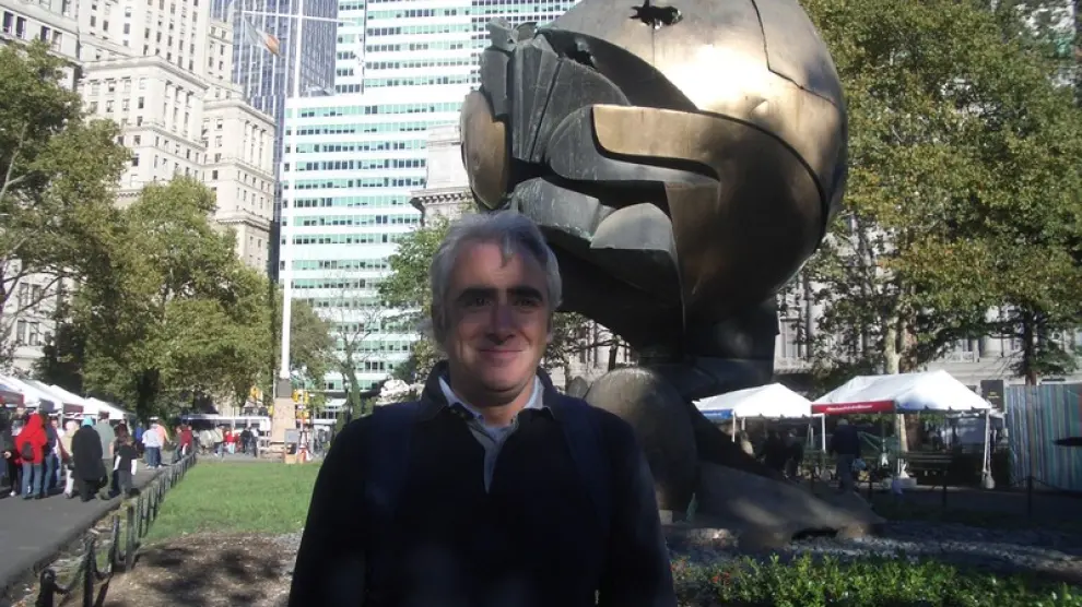 Luis Arruga con la escultura de la esfera del mundo (Fritz Koenig) expuesta en el Battery Park de Nueva York.