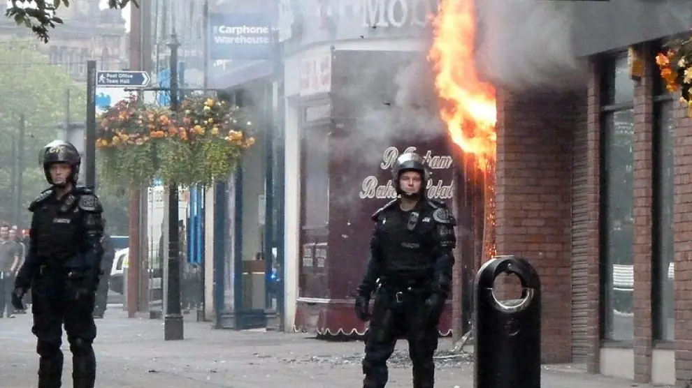 Varios agentes patrullan las calles de Manchester.