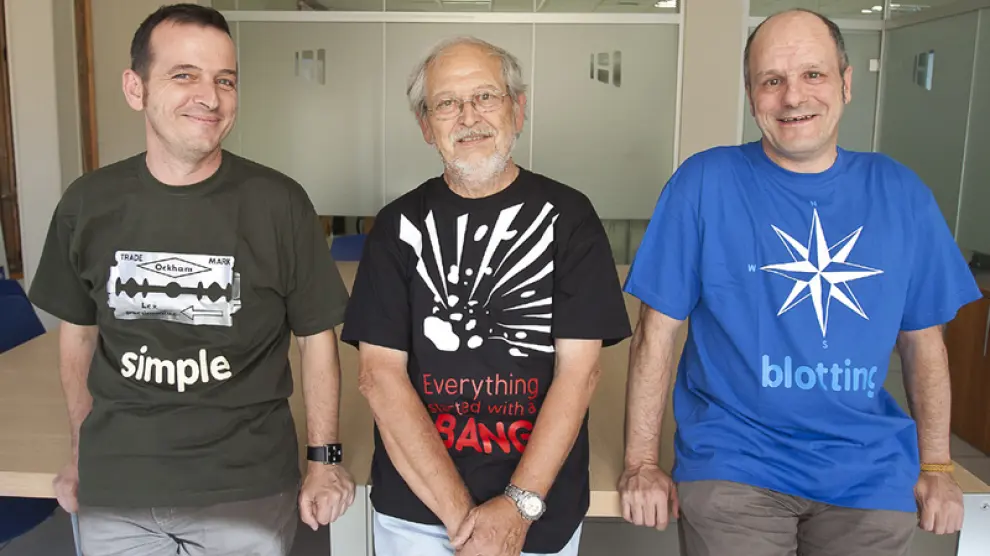 Héctor, Carlos y José María ( de izquierda a derecha) acudieron a recoger sus camisetas a Heraldo
