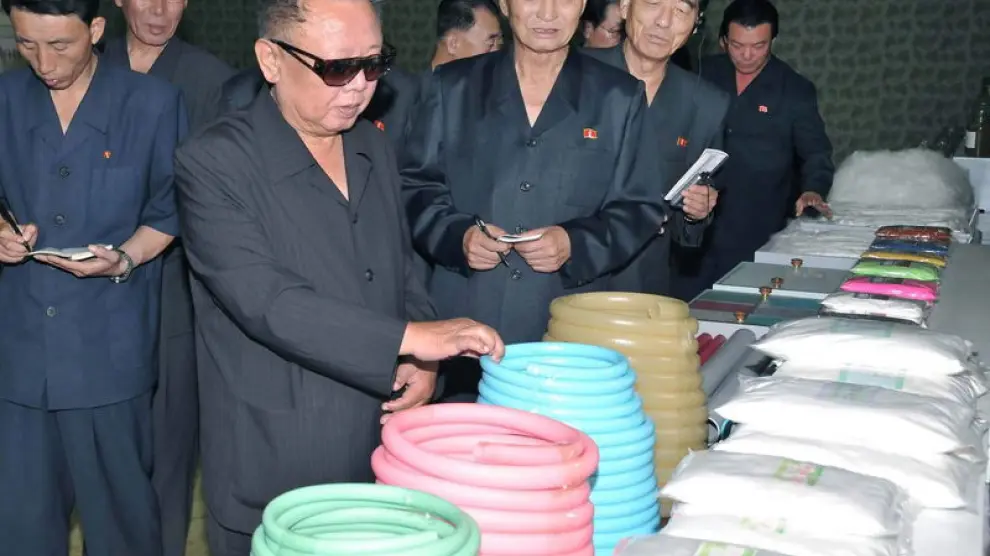 El líder norcoreano Kim Jong-il en una imagen difundida este miércoles