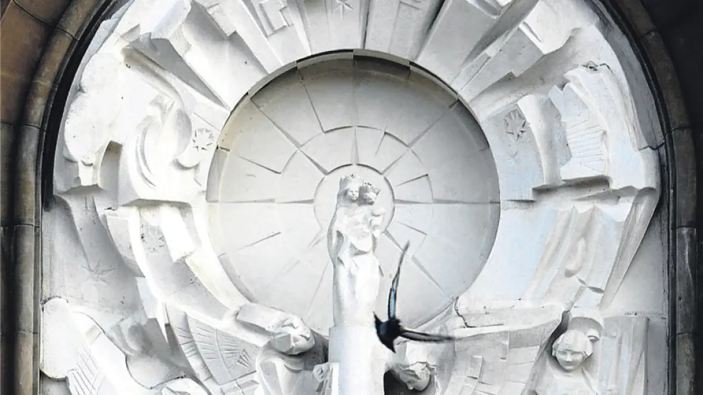 'Venida de la Virgen', relieve de Pablo Serrano en la fachada principal del Pilar