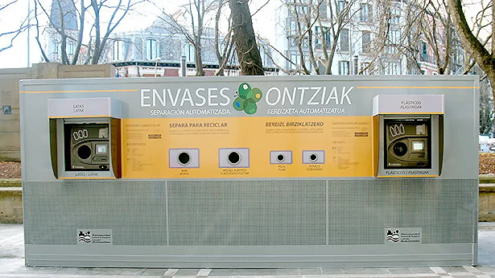 Una de las máquinas de devolución de residuos instaladas en Pamplona