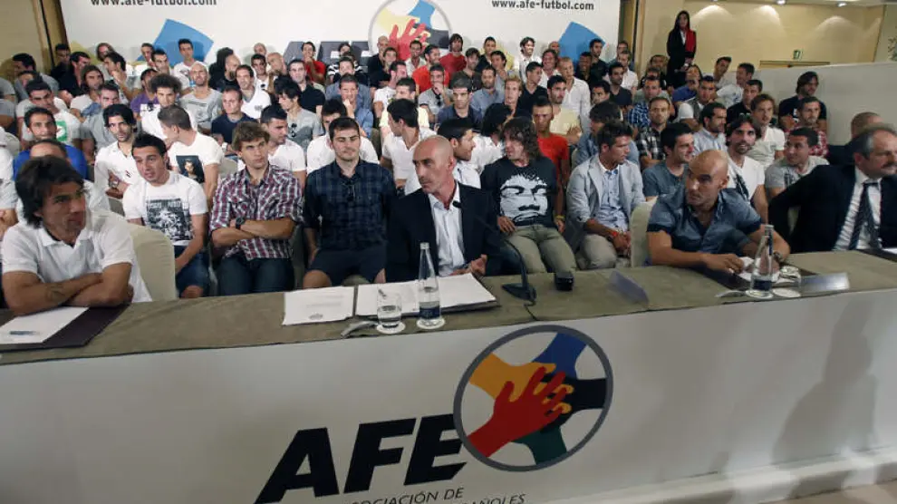 El presidente de la AFE, Luis Rubiales (c), en presencia de más de un centenar de jugadores