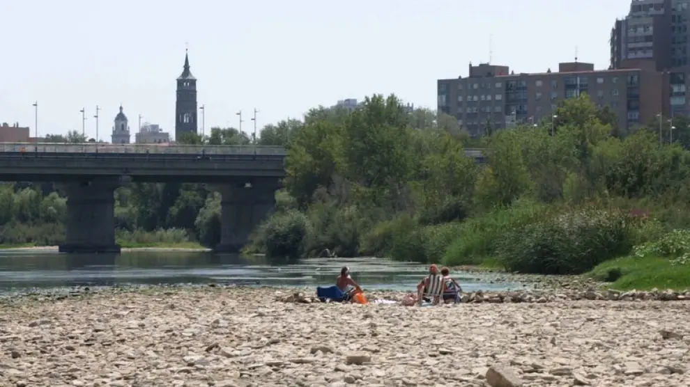 Algunas bañistas toman el sol, a orillas del Ebro, entre chapuzón y chapuzón.